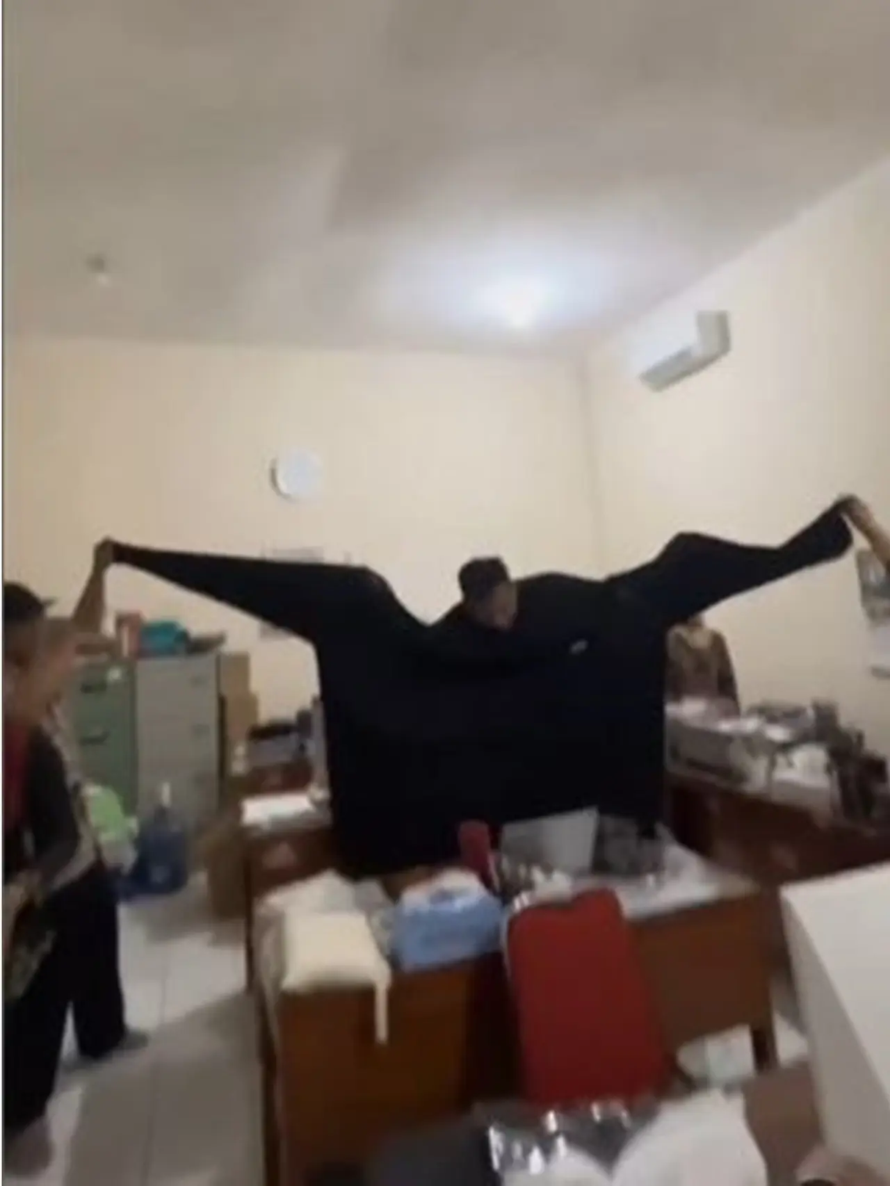 Bisa Dipakai Orang Pemuda Ini Terima Baju Pesanannya Dengan Lebar Dada Cm Hot Liputan