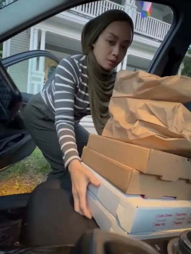 7 Potret Terry Putri Yang Jadi Kurir Makanan Di Amerika Serikat Antar Pakai BMW Hot Liputan6