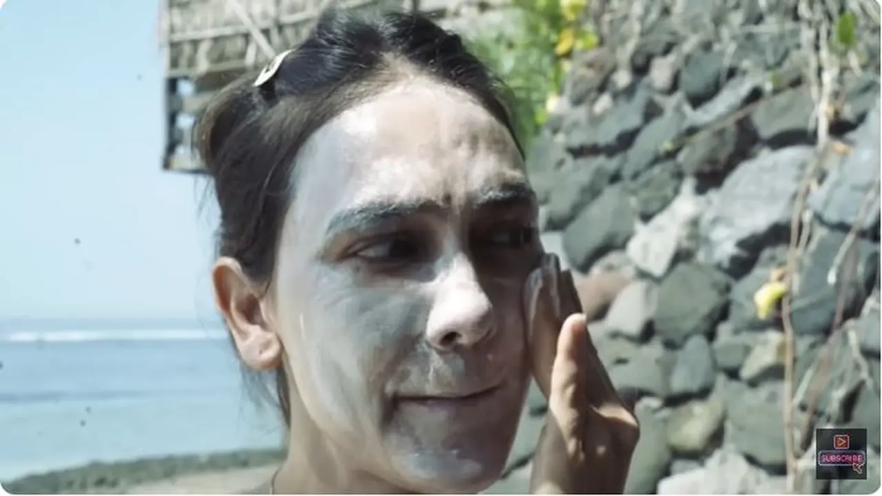 Wajahnya Sempat Viral Ini Potret Luna Maya Saat Dipakaikan Sunblock Di Pantai Hot Liputan