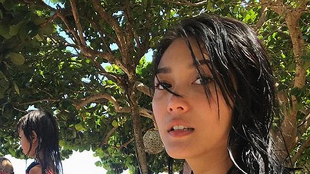 Menyusui Dalam Balutan Bikini Tubuh Dominique Diyose Bikin Kagum ShowBiz Liputan6