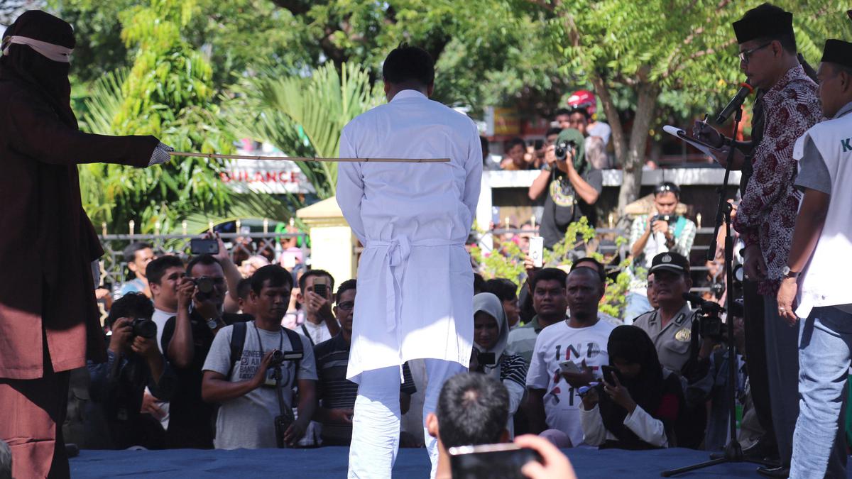 Foto Pasangan Gay Dihukum Cambuk Di Aceh Foto Liputan