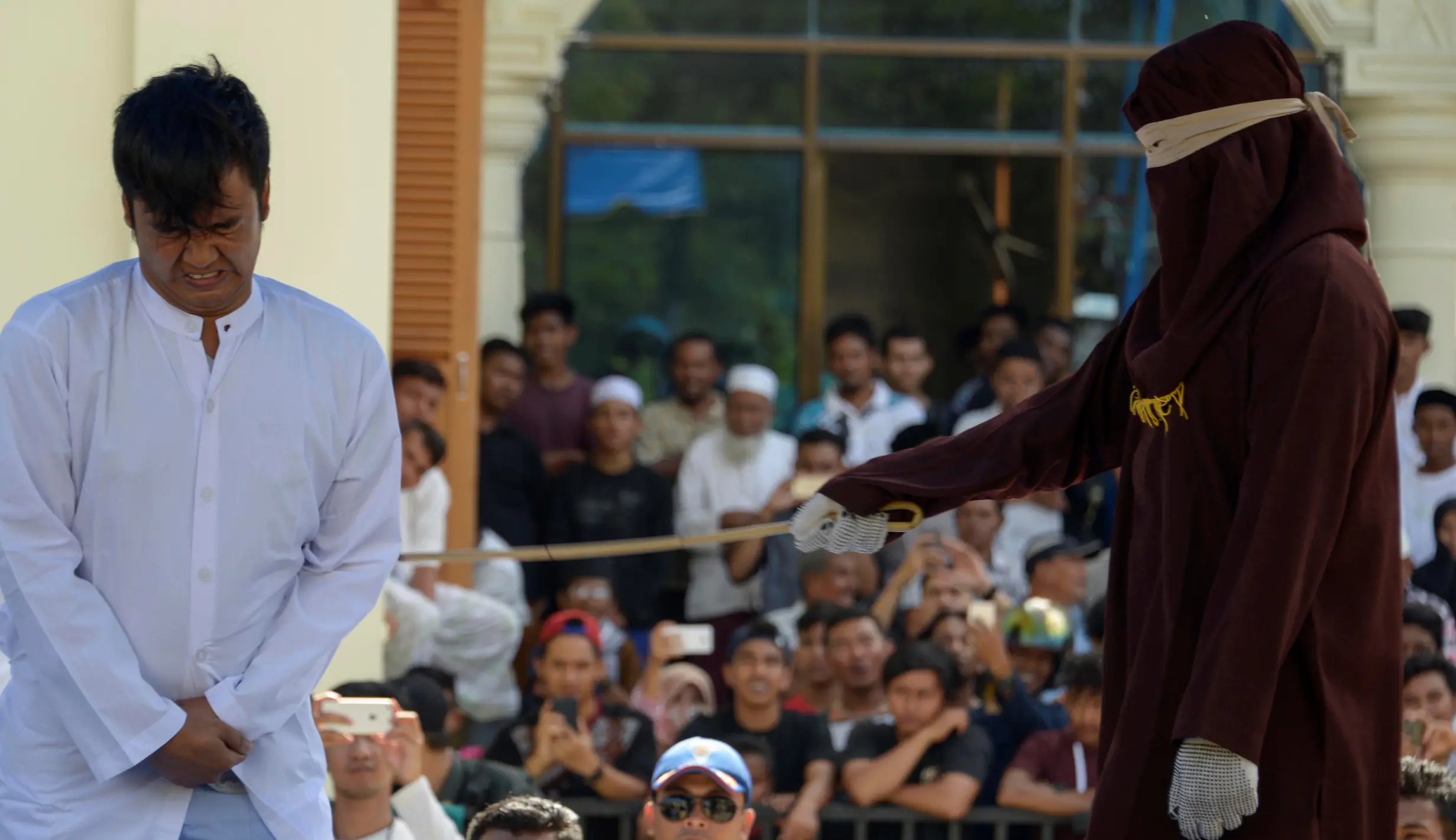 Foto Pasangan Gay Dihukum Cambuk Di Aceh Foto Liputan