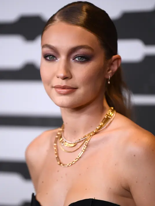 FOTO Bella Dan Gigi Hadid Tampil Dengan Lingerie Seksi Di Show Savage