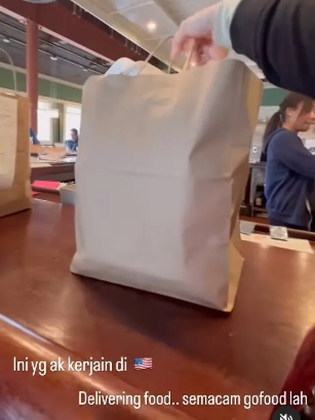 7 Potret Terry Putri Yang Jadi Kurir Makanan Di Amerika Serikat Antar Pakai BMW Hot Liputan6