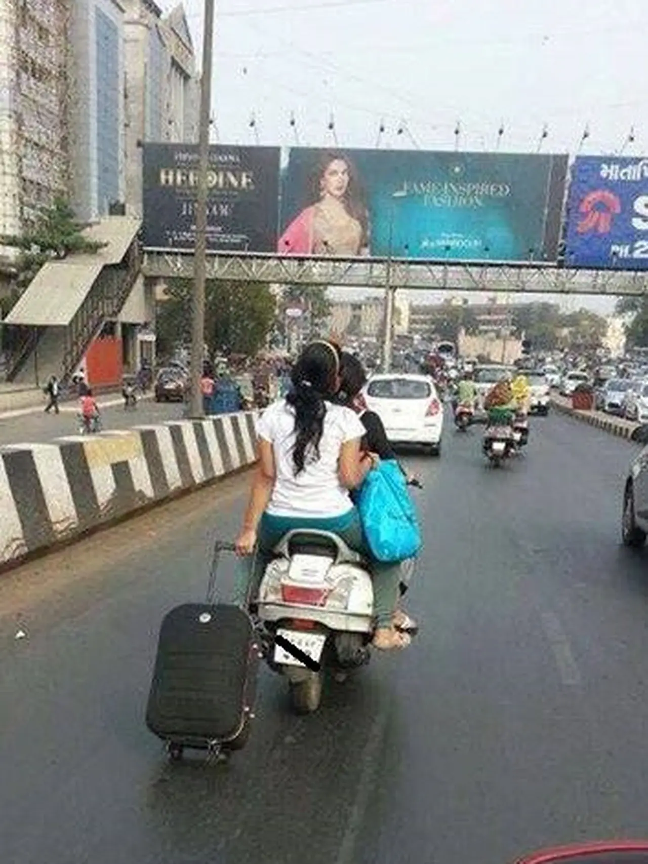 Aksi Cewek India Yang Kelewat Absurd Netizen Vrindavan Memang Beda Hot Liputan