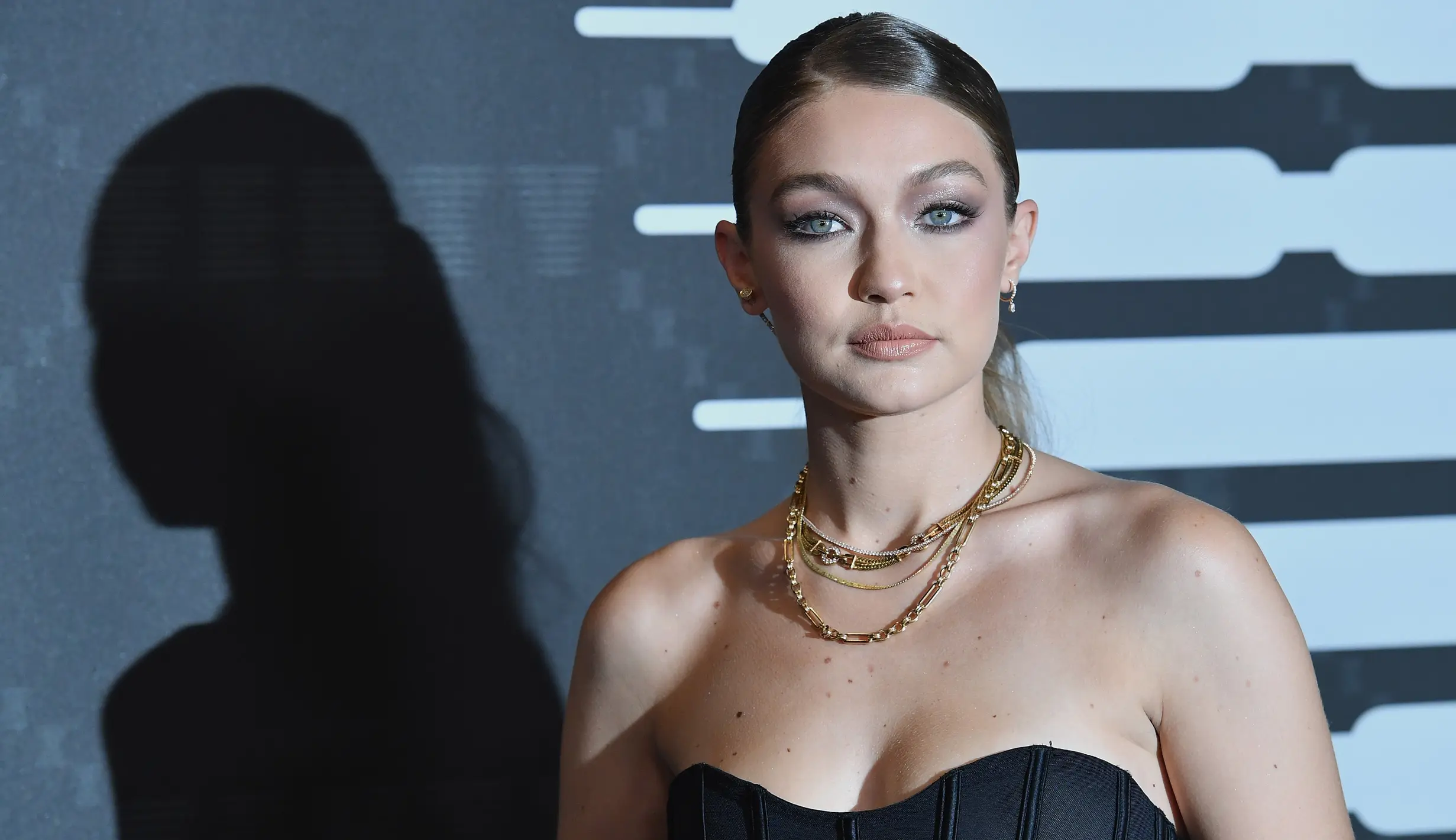 FOTO Bella Dan Gigi Hadid Tampil Dengan Lingerie Seksi Di Show Savage