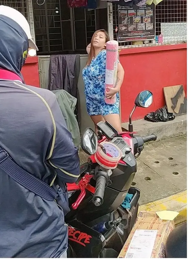 Potret Kocak Cewek Saat Terima Paket Posenya Bikin Kurir Ketawa Hot Liputan