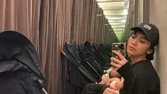 Inilah potret Canti Tachril yang sukses mencuri perhatian. Penampilannya terlihat tomboy yang membuatnya dikira aktor Angga Yunanda. “Pertama liat aku kira Angga Yunanda,” komentar akun @eviemardiyanaa. Canti terlihat menggendong sang buah hati. (Liputan6.com/IG/@cantitachril)