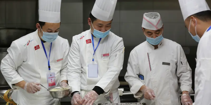 Aksi Para Chef Ikuti Kompetisi Memasak di Wilayah Yinan
