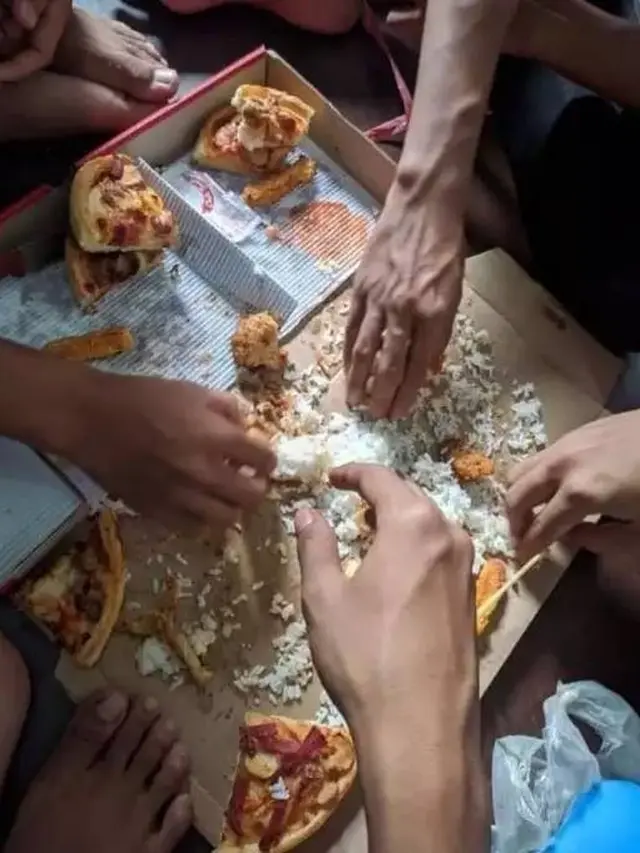 10 Potret Nyeleneh Orang Makan Bareng, Ada yang di Tengah Jalan
