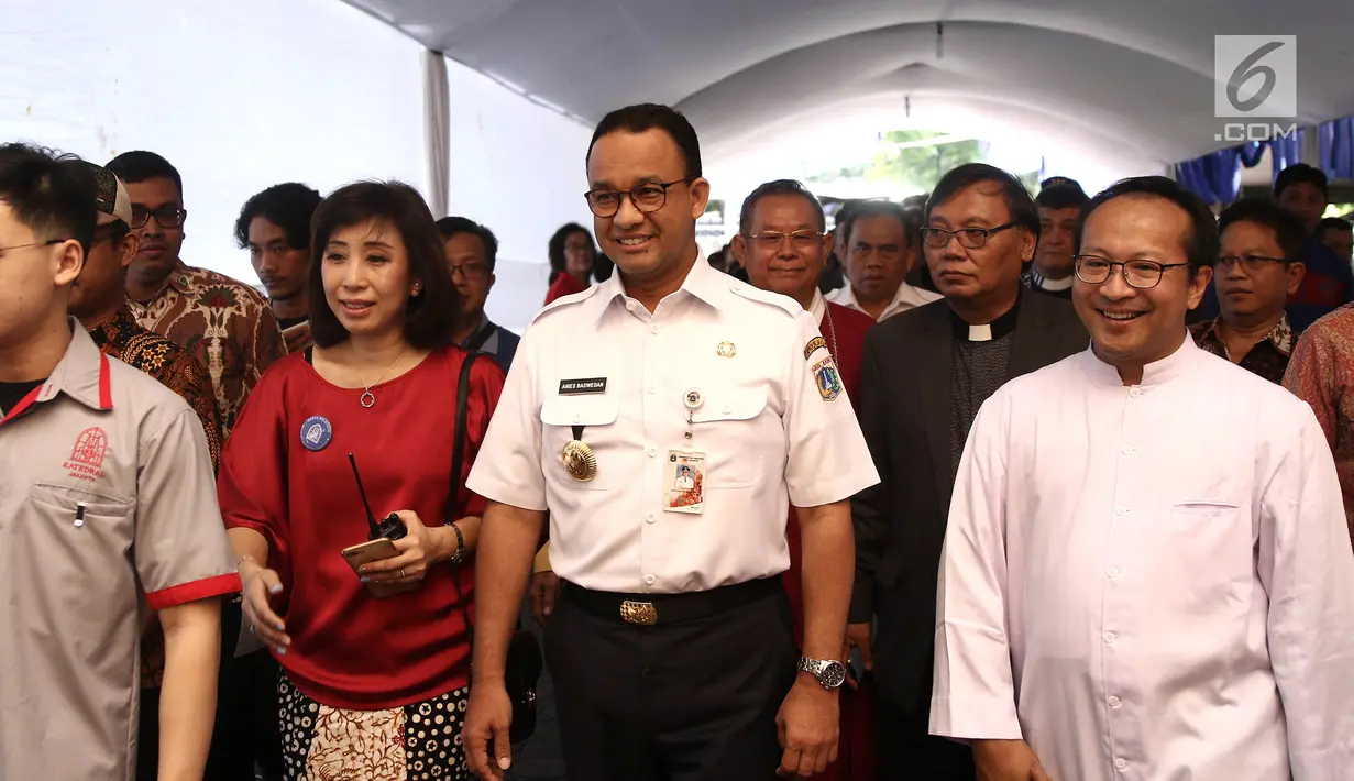 Gubernur DKI Jakarta Anies Baswedan tiba di Gereja Katedral, Jakarta, Senin (24/12). Kunjungan Gubernur DKI Jakarta itu untuk meninjau persiapan dan kelancaran misa malam Natal. (Liputan6.com/Herman Zakharia)