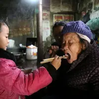 Anna Wang baru berusia 5 tahun, tapi ia tak memiliki keluarga lain dan harus merawat dua neneknya seorang diri. (Foto: shanghaiist.com)