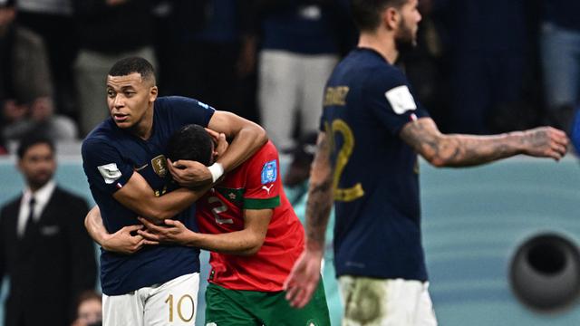 Foto: Potret Persahabatan Mbappe dan Hakimi, Saling Beri Pelukan hingga Bertukar Jersey setelah Laga Semifinal Piala Dunia 2022