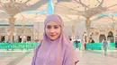 Pada Februari 2024 lalu, Prilly Latuconsina pergi umroh bersama keluarga tercinta. Pamer senyum sumringah ketika berfoto di Masjid Nabawi, Madinah, mantan presenter Koki Cilik ini bikin terkesima. Tampil natural tanpa polesan makeup, artis kelahiran 1996 ini semakin pancarkan pesonanya. Prilly bagikan sederet fotonya selama di Tanah Suci di Instagram terverfikasinya. (Liputan6.com/IG/@prillylatuconsina96)