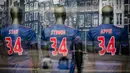 Tiga jersey dukungan untuk Gelandang  Ajax Amsterdam, Abdelhak Nouri, terpampang di depan toko, Amsterdam, Kamis (13/7/2017). Pemain berusia 20 tahun ini terancam harus mengakhiri kariernya karena mengalami kerusakan otak permanen. (AFP/Bart Maat)