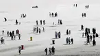 Para turis mengunjungi Tuz Golu atau Danau Tuz yang surut di kota Ankara, Turki, 26 Agustus 2017. Tuz Golu atau Danau Tuz merupakan danau garam terbesar ketiga di dunia yang berada di ketinggian 1.000 meter di atas permukaan laut. (ADEM ALTAN/AFP)