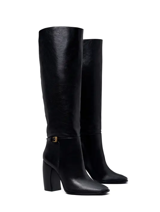 Model tumit banana meningkatkan gaya untuk tampil dengan gaun atau celana (Foto: Tory Burch)