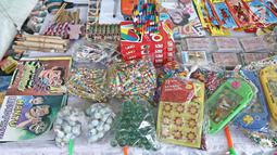 Sejumlah mainan terlihat selama acara bertajukThe 90s Festival, Jakarta, Sabtu (25/11). Dalam event tersebut terdapat berbagai jenis game, pernak-pernik, makanan, atribut, tokoh super hero, barang-barang generasi tahun 90an. (Liputan6.com/Herman Zakharia)