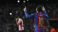 Reaksi penyerang Barcelona, Lionel Messi, usai mencetak gol ke gawang Athletic Bilbao, pada Leg 2 Babak 16 Besar Copa del Rey 2016-2017, di Estadio Camp Nou, Kamis (12/1/2017) dini hari WIB. Messi mencetak gol via tendangan bebas.  (EPA/Quique Garcia)