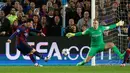 Duel panas terjadi di leg kedua 16 besar Liga Champions antara Barcelona FC dengan Manchester City di Stadion Camp Nou, Spanyol, Kamis (18/3/15). Barcelona menang 1-0 atas Manchester City. (Reuters/Carl Recine)