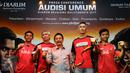Program Manager Bakti Olahraga Djarum Foundation, Budi Darmawan (tengah) berfoto bersama tim pencari bakat dan atlet binaan usai memberi keterangan Audisi Umum Djarum Beasiswa Bulutangkis 2017 di Jakarta, Senin (6/3). (Liputan6.com/Helmi Fithriansyah)