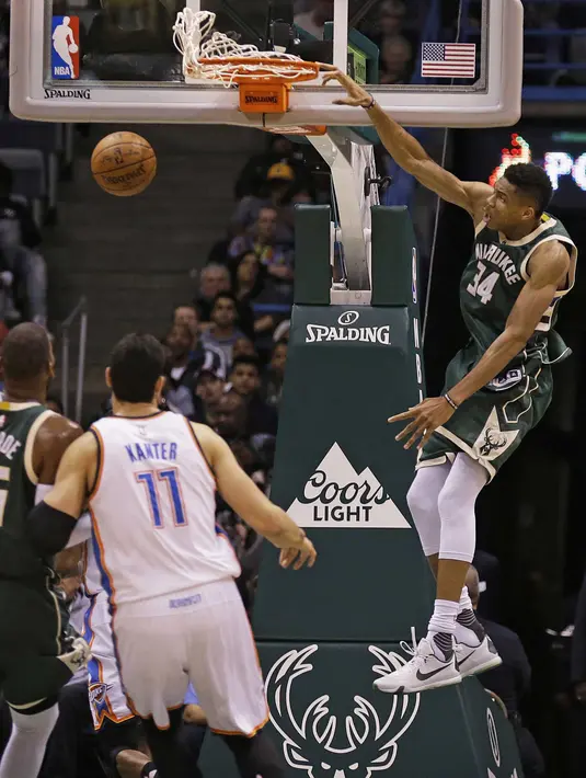 Pemain Milwaukee Bucks, Giannis Antetokounmpo (kanan) melakukan dunk saat melawan  Oklahoma City Thunder pada laga NBA di Bradley Center, (2/1/2017). Bucks menang 98-94. (AP/Jeffrey Phelps)