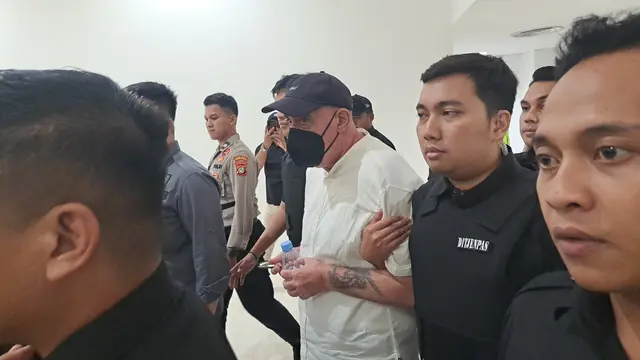 Terpidana kasus narkoba mati asal Perancis, Serge Areksi Atlaoui, dipulangkan ke negara asalnya melalui Terminal 2 Bandara Internasional Soekarno Hatta, Selasa (4/2/2025). (Liputan6.com/Pramita Tritiawati)