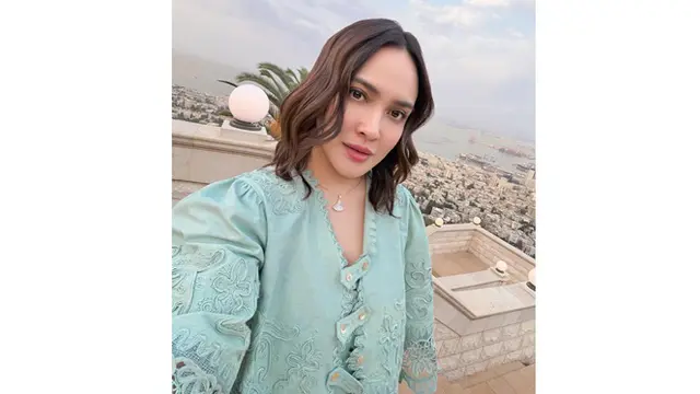 6 Gaya Shandy Aulia Pakai Blus Brokat Warna Biru Mint saat Kunjungi Masjid Al-Aqsa