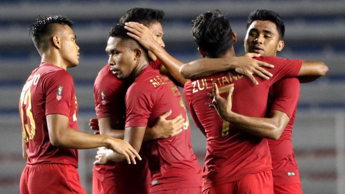 Para pemain Timnas Indonesia U-22 merayakan kemenangan atas Singapura U-22 pada laga SEA Games 2019 di Stadion Rizal Memorial, Manila, Kamis (28/11). Indonesia menang 2-0 atas Singapura. (Bola.com/M Iqbal Ichsan)