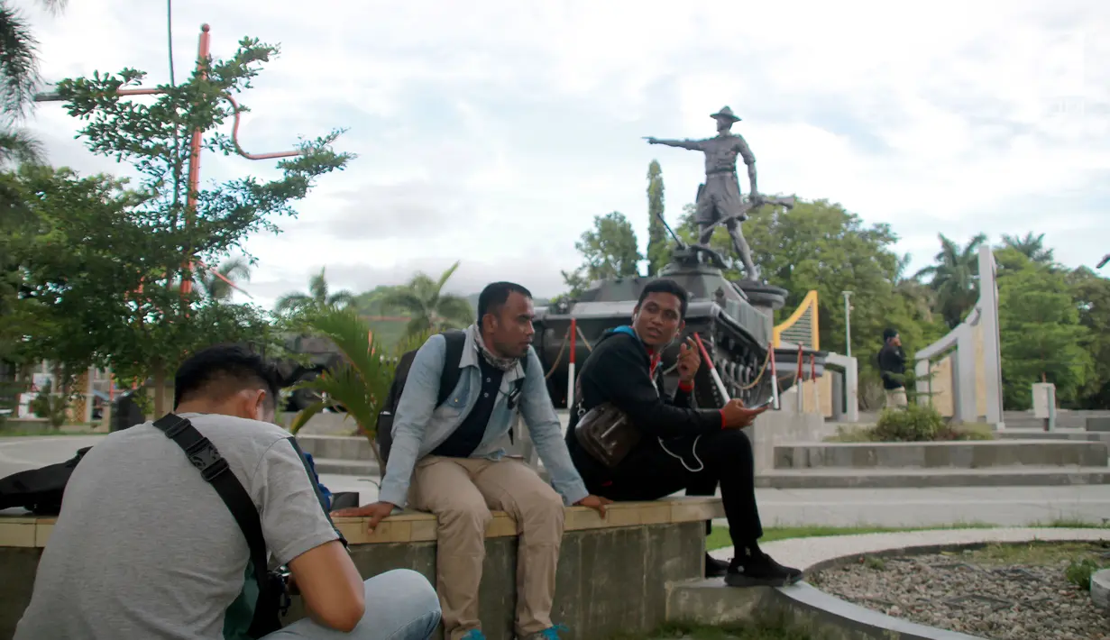 Monumen Nani Wartabone di nol kilometer Kota Gorontalo kini jadi tempat favorit bagi warga untuk ngabuburit. Adanya Alutsista TNI AD menambah keindahan sekitar monumen untuk dijadikan latar belakang berswafoto atau sekadar menghabiskan waktu menjelang buka puasa. (Liputan6.com/Arfandi Ibrahim)