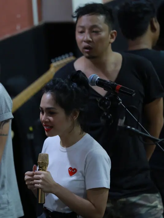 Andien yang ditemui di Studio Rossi, Fatmawati, Jakarta Selatan, Senin (14/9/2015), mengaku bahwa konser tunggalnya ini menandakan 15 tahun berkarirnya di industri musik Indonesia. (Galih W. Satria/Bintang.com)