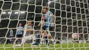 Striker Juventus, Mario Mandzukic, mencetak gol ke gawang Lazio pada lanjutan Serie A di Stadion Juventus, Turin, Kamis (21/4/2016) dini hari WIB. (AFP/Marco Bertorello)