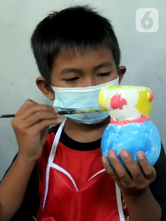 Anak-anak mewarnai boneka berkarakter kartun di Saung Art Gallery, Pondok Cabe, Tangerang Selatan, Banten, Kamis  (25/3/2021). Selain menjadi sarana edukasi, boneka berbahan gipsum yang dapat digunakan sebagai celengan ini dijual dengan harga Rp 20 ribu-Rp 40 ribu per buah. (merdeka.com/Arie Basuki)