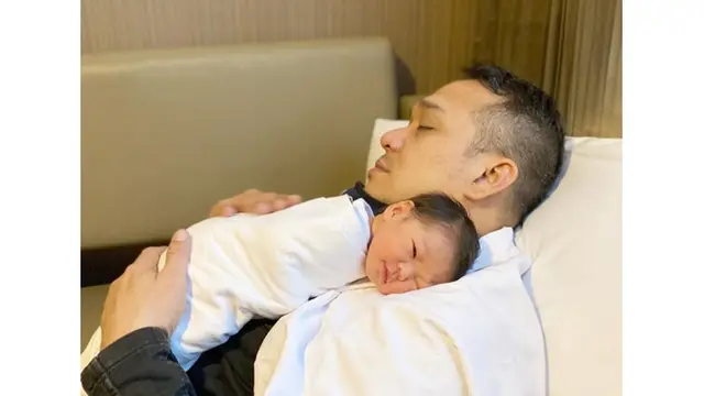 6 Seleb Pria Ini Pamer Muka Bantal saat Asuh Bayi, Ayah Idaman