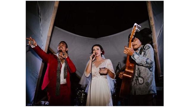 Nora ikut menyanyi di acara resepsi pernikahannya.