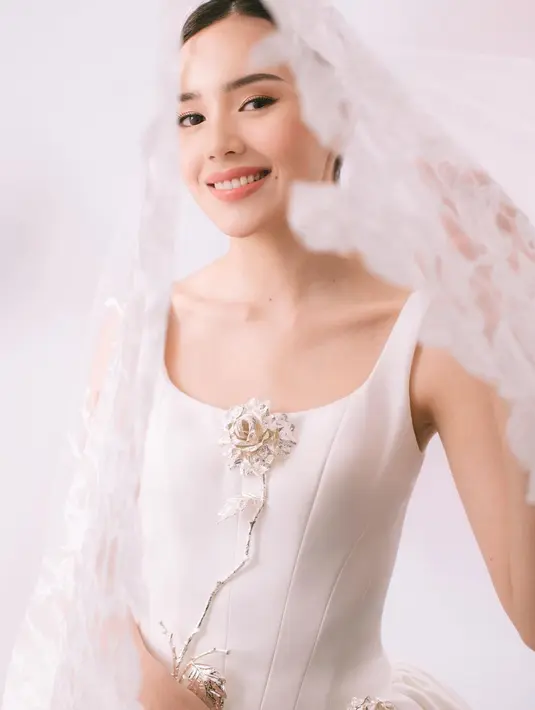 Beby Tsabina menyempurnakan penampilannya dengan gaya rambut yang digulung rendah ke belakang dan beberapa foto menampilkan dirinya juga mengenakan veil putih. [Foto: Instagram/bebytsabina]