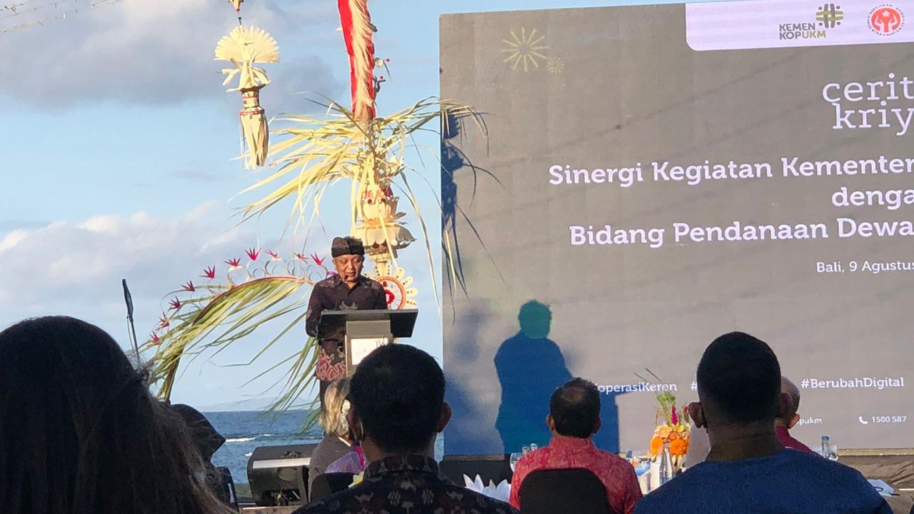 Kementerian koperasi dan UKM (KemenkopUKM) menyerahkan Kredit Usaha Rakyat (KUR) sebesar Rp 850 juta ke lima UMKM di Bali
