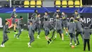 Pemain Inter Milan saat latihan jelang laga Liga Champions 2019 di Dortmund, Senin (4/11). Inter Milan akan berhadapan dengan Borussia Dortmund. (AP/Martin Meissner)