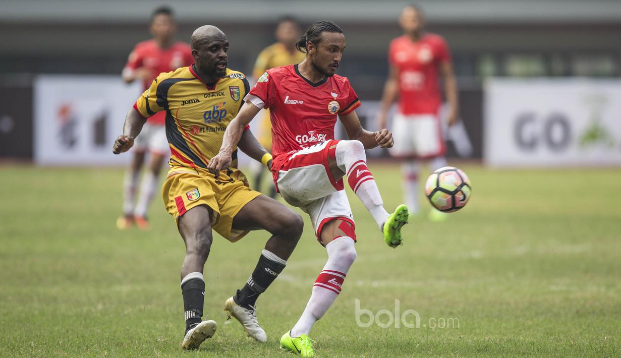 Gelandang Persija, Rohit Chan, berusaha melewati gelandang Mitra Kukar, Mohamed Sissoko, pada laga Liga 1 di Stadion Patriot, Bekasi, Minggu (14/5/2017). Kedua tim bermain imbang 1-1. (Bola.com/Vitalis Yogi Trisna)