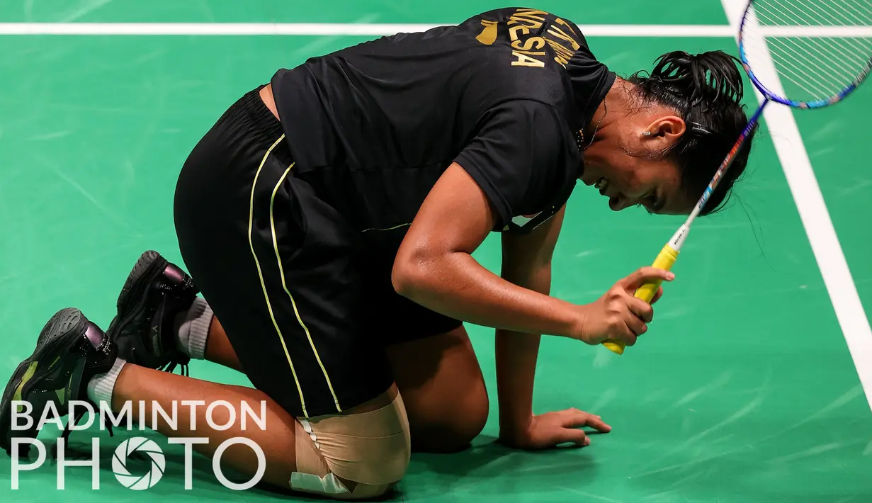 Pada gim kedua, Ester Nurumi benar-benar dibuat kesusahan dengan permaianan Phittayaporn Chaiwan. Terus tertinggal, Ester akhirnya takluk dengan skor 8-21. Hasil tersebut juga membuat Indonesia harus terhenti di Piala Uber 2020. Indonesia kalah 3-2 dari Thailand. (Badminton Photo/Yohan Nonotte)