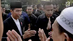 Presiden Joko Widodo bersilatuhrami dengan warga usai melaksanakan salat id Hari Raya Idul Fitri 1 Syawal 1439 H di Lapangan Astrid, Kebun Raya Bogor, Jumat (15/6). (Merdeka.com/Arie Basuki)