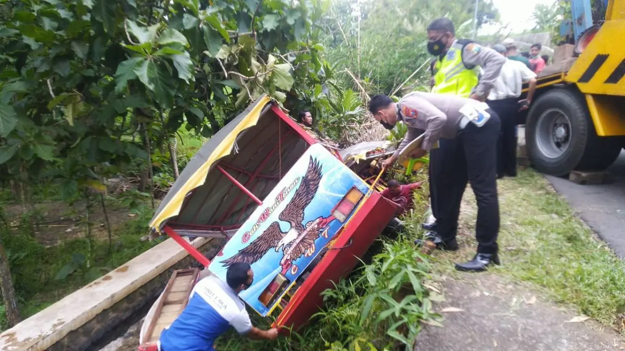kereta kelinci yang terperosok ke parit di Desa Joho, Kecamatan Dagangan Kabupaten Madiun Jawa Timur, Minggu (6/2/2022).