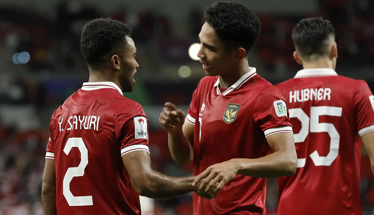 <p>Selebrasi gelandang Timnas Indonesia, Marselino Ferdinan (tengah) bersama Yakob Sayuri setelah mencetak gol penyeimbang 1-1 ke gawang Timnas Irak pada laga pertama Grup D Piala Asia 2023 Qatar di Ahmad bin Ali Stadium, Al-Rayyan, Doha, Senin (15/1/2024). (AFP/Karim Jaafar)</p>