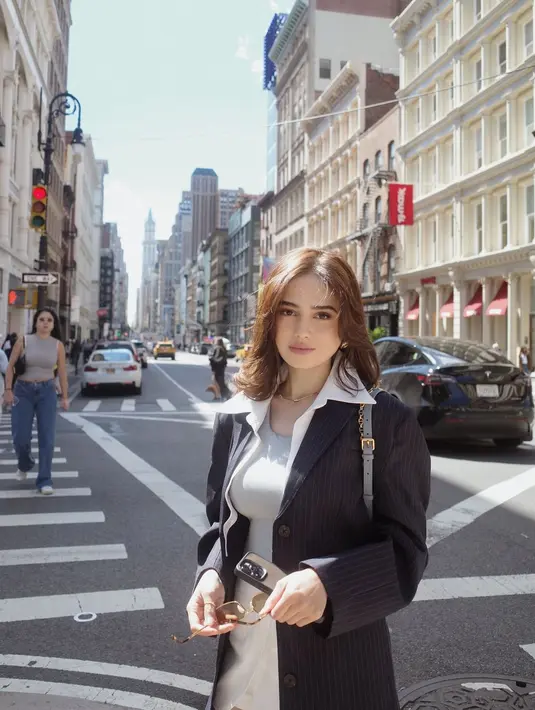 Berpose di tengah ramainya jalan raya New York, Syifa Hadju tampilkan inspirasi gaya preppy ala New Yorker dengan padu padan jas, collared shirt, tank top, dan mini skirt.  [Foto: Instagram/ Syifa Hadju]