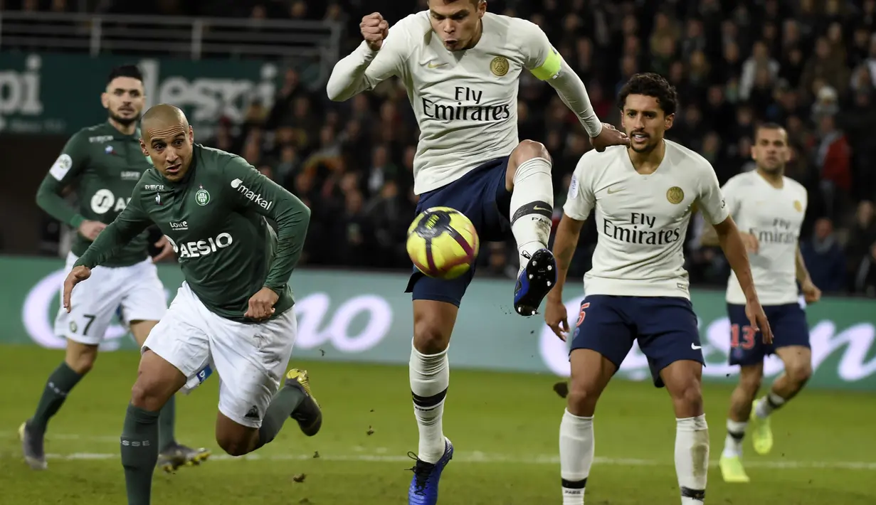 Aksi Thiago Silva pada laga lanjutan Ligue 1 yang berlangsung di stadion Geoffroy-Guichard, Loire, Senin (18/2). PSG menang 1-0 atas St-Etienne. (AFP/Philippe Kiasek)