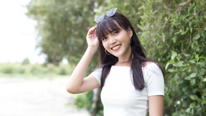 dewasa cerdas mandiri tersenyum cantik