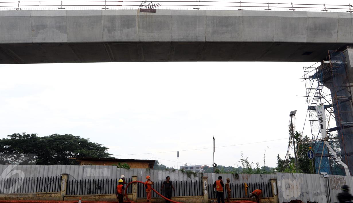 Suasana proyek pembangunan jalur layang MRT di kawasan Lebak Bulus, Jakarta, Sabtu (15/10). Jokowi juga mengharapkan proyek pembangunan MRT tersebut dapat mengurangi kemacetan yang menjadi masalah di Ibukota. (Liputan6.com/Helmi Afandi)