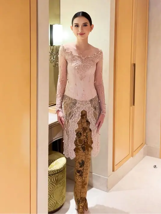 Sarah Menzel tampil menawan dibalut kebaya bernuansa nude yang sangat pas membaur dengan kulit putihnya. [Foto: Instagram/anjiasmara]