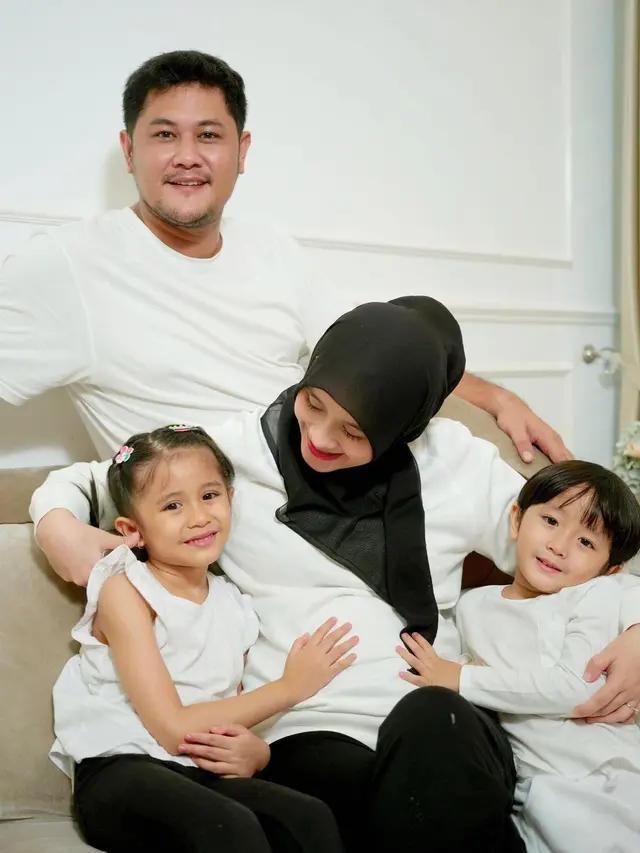 6 Potret Ryana Dea Umumkan Kehamilan Ketiga, Sudah Pamer Baby Bump