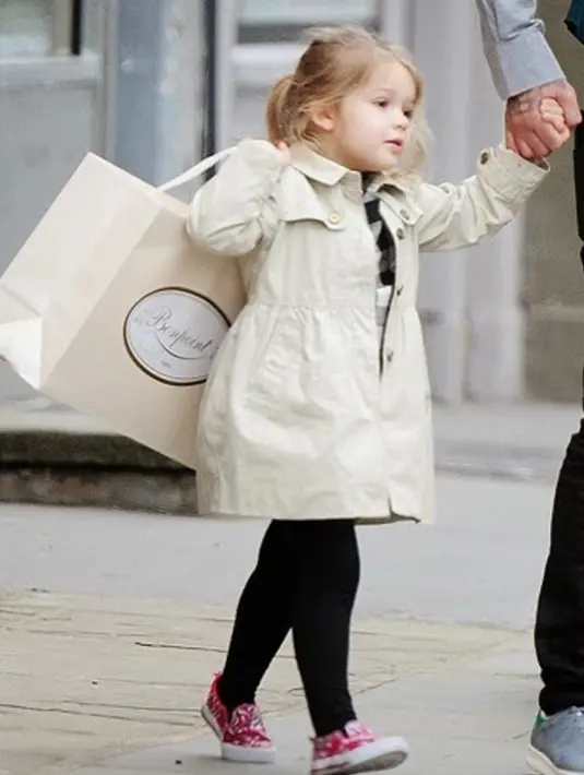 Harper Beckham dan David pergi berbelanja ke toko Bonpoint di London pada 14 Maret 2015. Harper tampil cantik dengan jaket berwarna krem tersebut. (harperbeckhamfashion)
